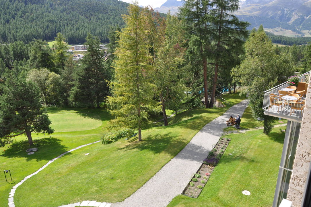 Lustige Holzfiguren Im Garten Hotel Saratz Pontresina
