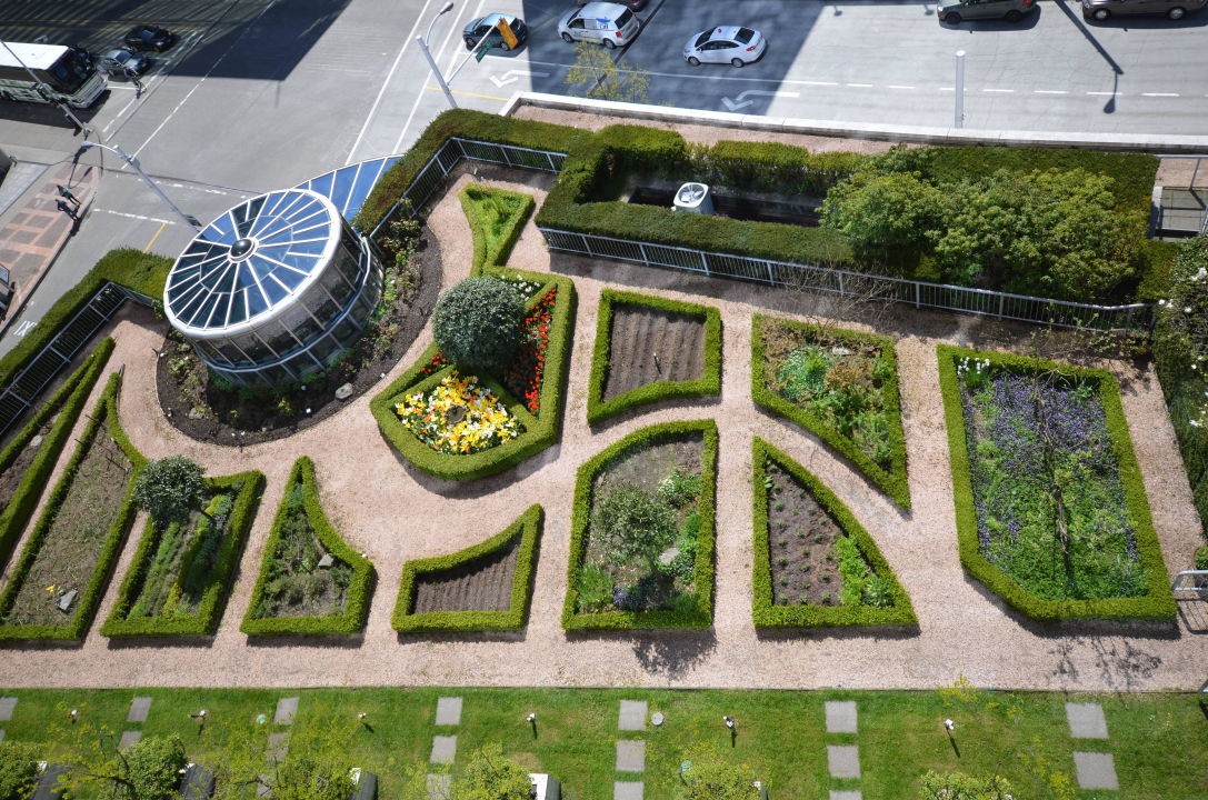 "Rooftop Herb & Vegetable Garden" Hotel The Fairmont Waterfront (Vancouver) • HolidayCheck