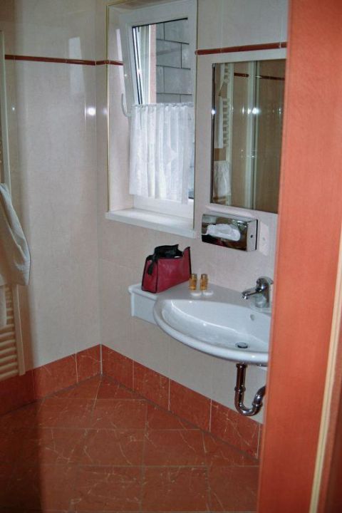 Bild "Badezimmer ( Ausschnitt )" zu Wellnesshotel Allmer in Bad