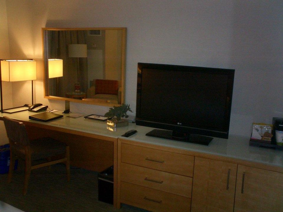 Flat Tv Und Zen Garten Auf Dem Schreibtisch Hotel