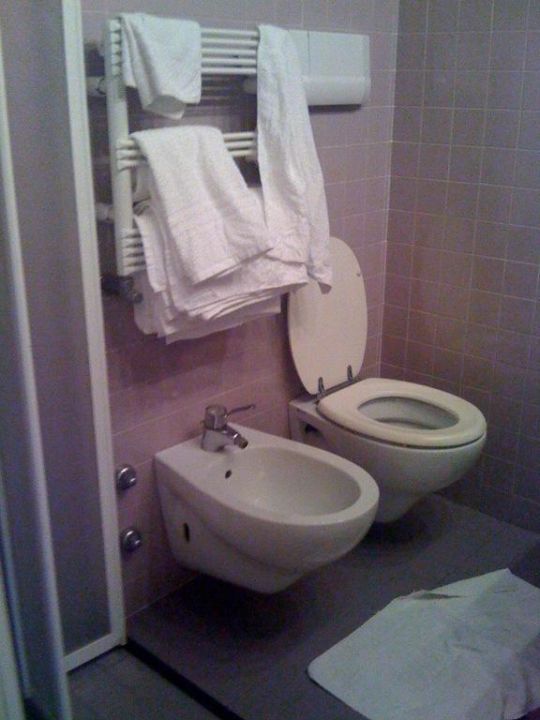 "Bad mit WC, Bidet und Dusche - alles zweckmäßig" Hotel Junior