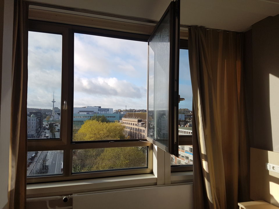 "Weit Fenster im 8. OG (!)" Hotel Astor Kiel by