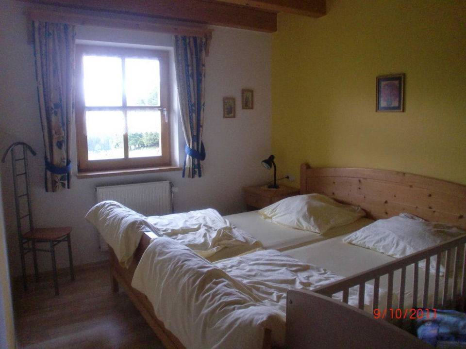 "Elternschlafzimmer mit Babybett" Familienferienhof Kroner (Zwiesel