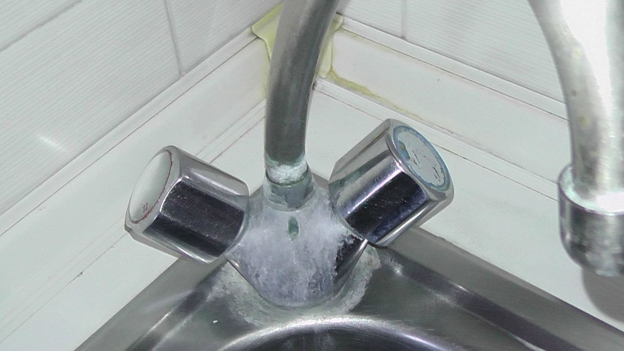 "Verkalkter Wasserhahn in der Küche" Allegro Isora (Playa de la Arena