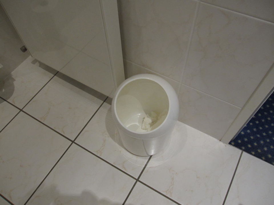 "Badezimmer Mülleimer ohne Deckel" Hotel Baltic Stralsund (Stralsund