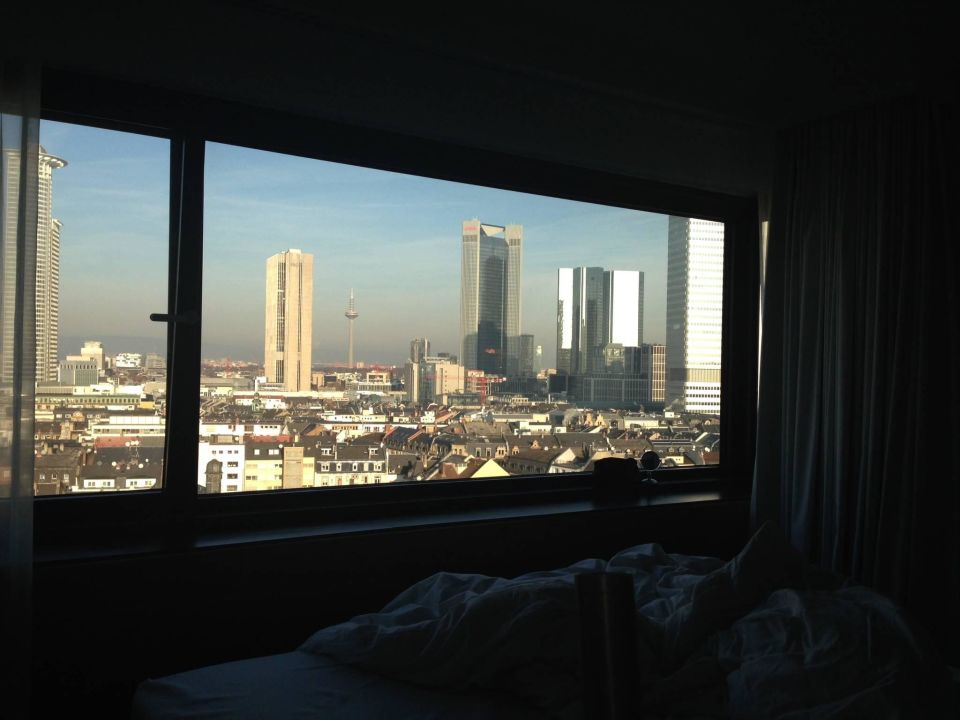 "Panorama Fenster im Zimmer" Scandic Frankfurt Museumsufer