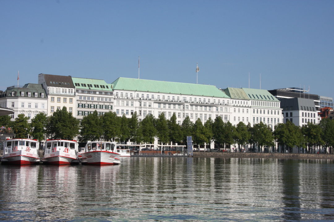 Beste Lage Direkt An Der Binnenalster Fairmont Hotel Vier Jahreszeiten Hamburg Holidaycheck Hamburg Deutschland