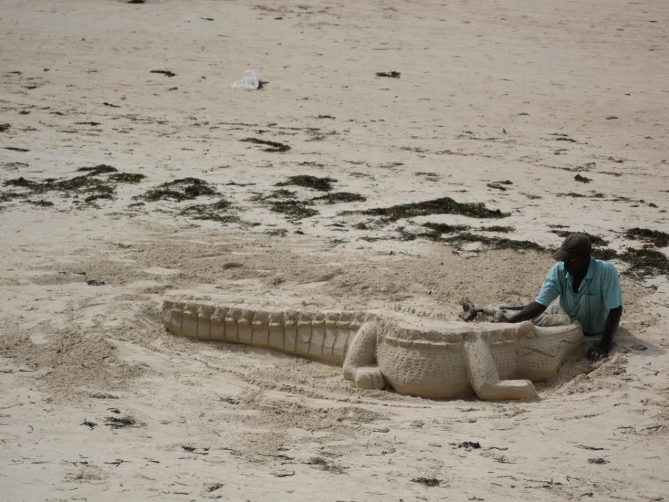 "Krokodil aus Sand" Bamburi Beach Hotel (Bamburi Beach) • HolidayCheck