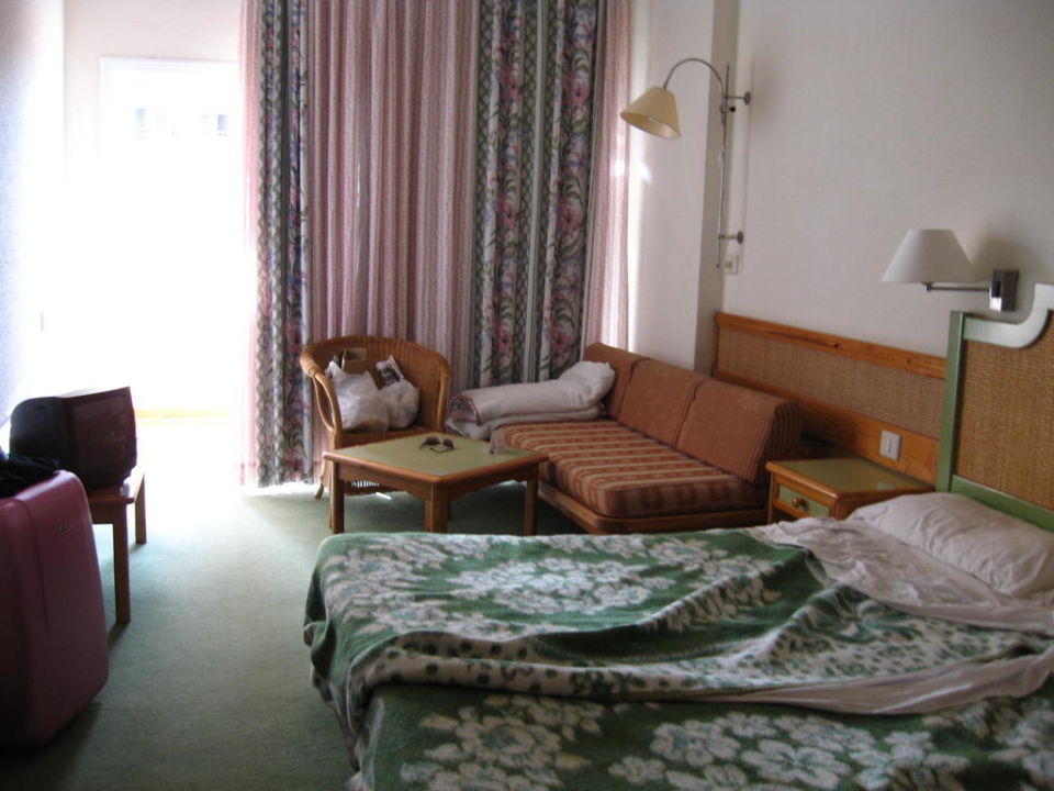 Die Lage des Hotels ist sehr gut, die Zimmer sind sehr sauber und sauber.