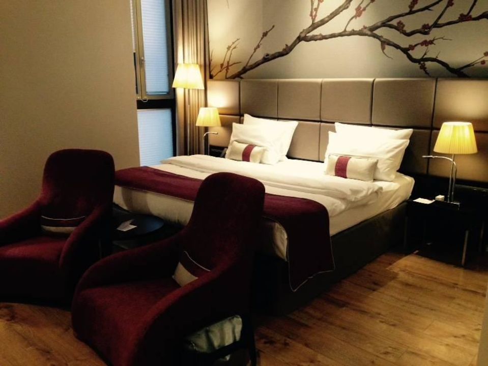 "Schlafzimmer mit Sitzmöglichkeit vorm TV" Crowne Plaza Berlin