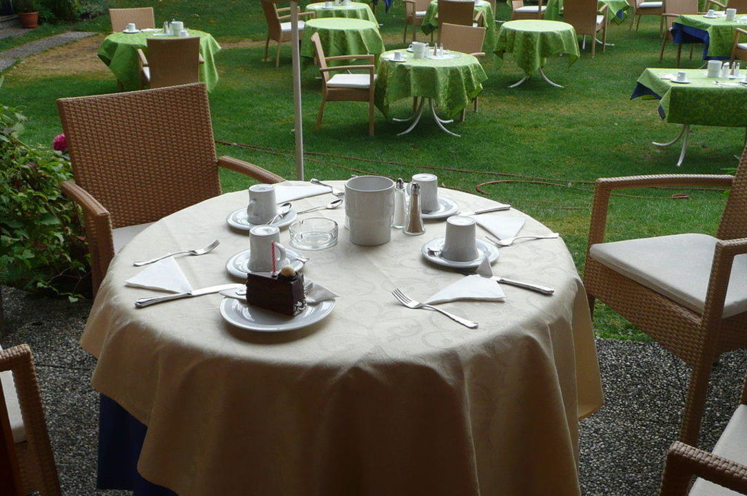"Tisch auf der Terrasse mit Blick zum Garten" Golf- und Seehotel