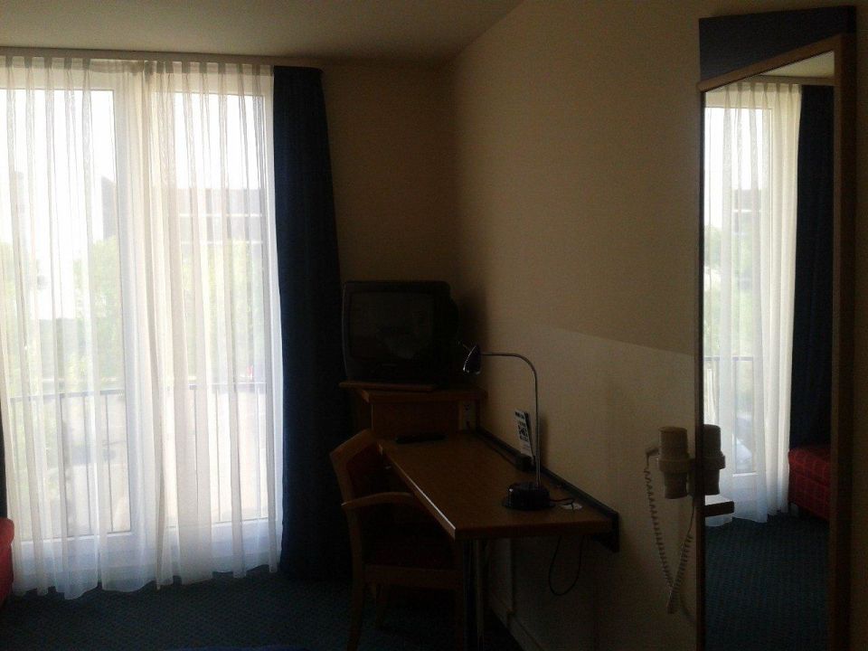 "Zimmer (Schreibtisch-TV)" Holiday Inn Express Dortmund ...