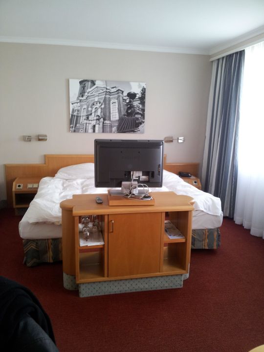 "Bett mit Fernseher (drehbar) und Minibar" Hotel Europäischer Hof