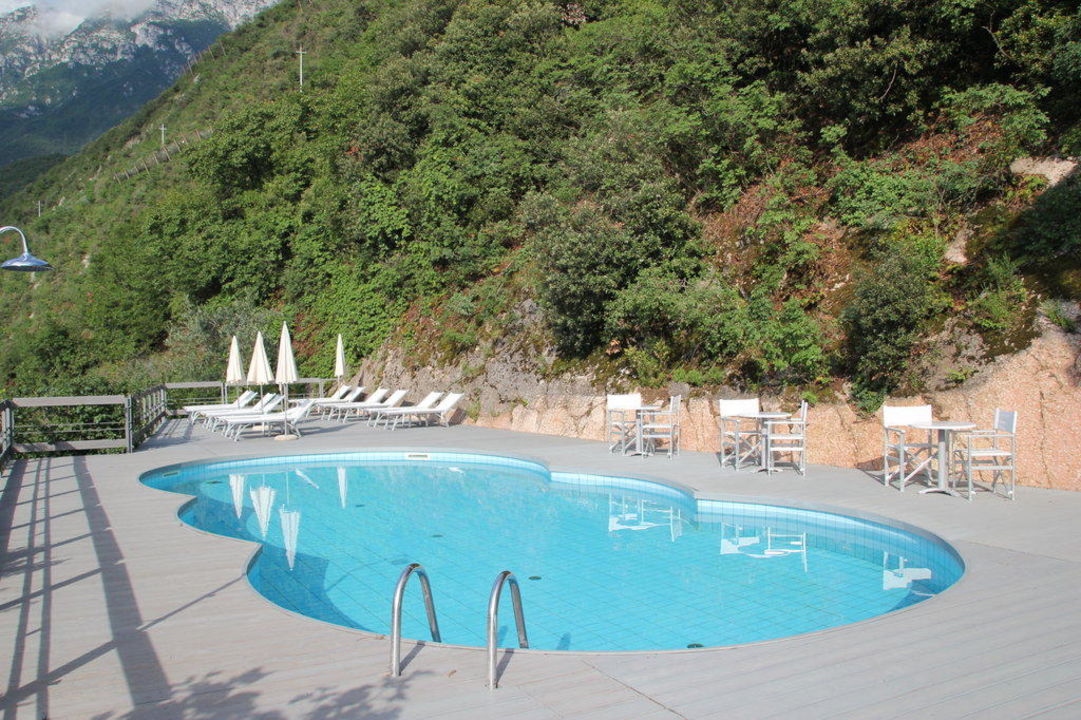 Pool Seitlich Am Haus Mit Holzterrasse Hotel Piccolo Malcesine Holidaycheck Venetien Italien