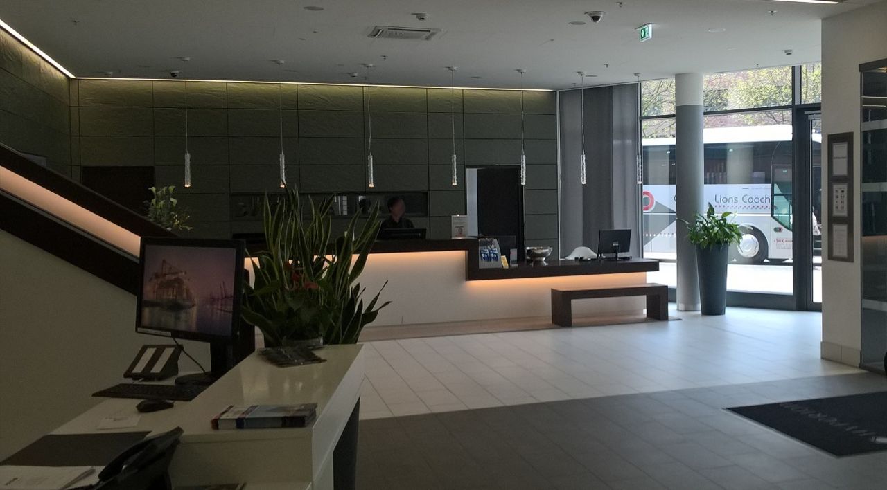 Lobby Mit Rezeption Und Concierge Desk Hyperion Hotel Hamburg