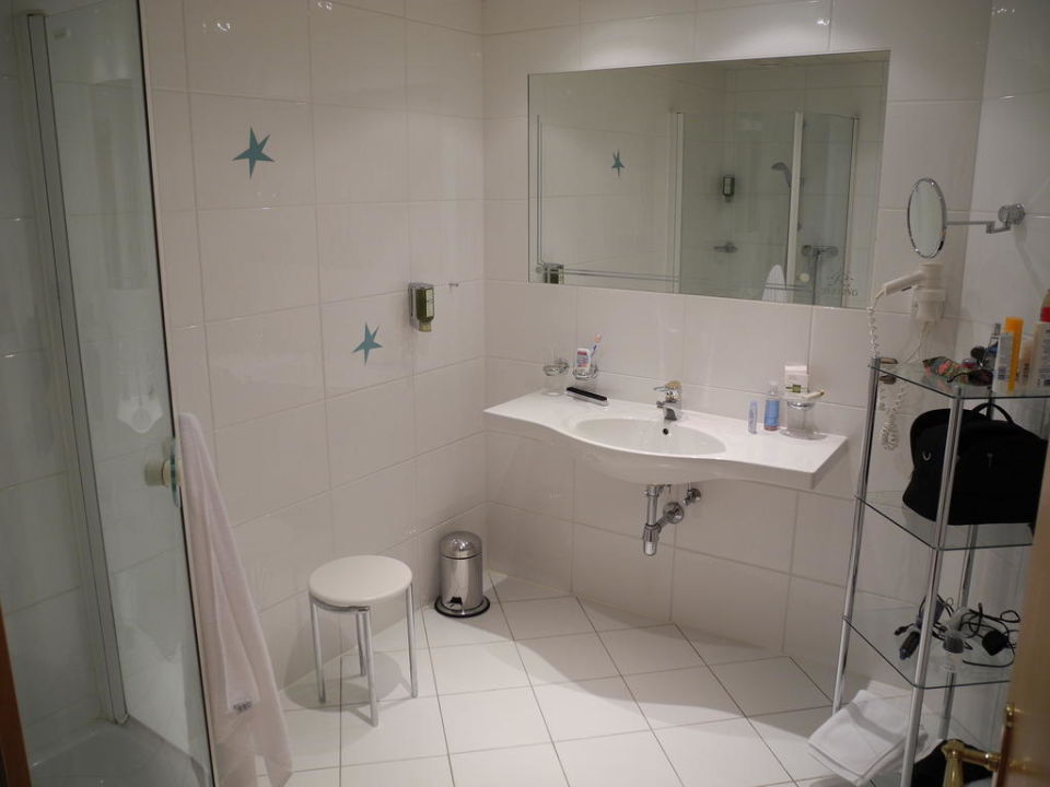 "Sauber, hell & geräumig (keine Wanne)" Juffing Hotel & Spa (Thiersee