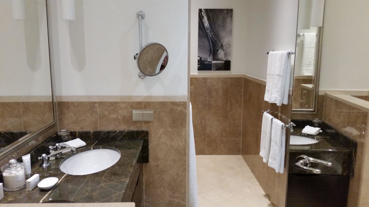 "Badezimmer mit Marmor, Badewanne + Dusche" Hotel Atlantic Kempinski Hamburg (Hamburg