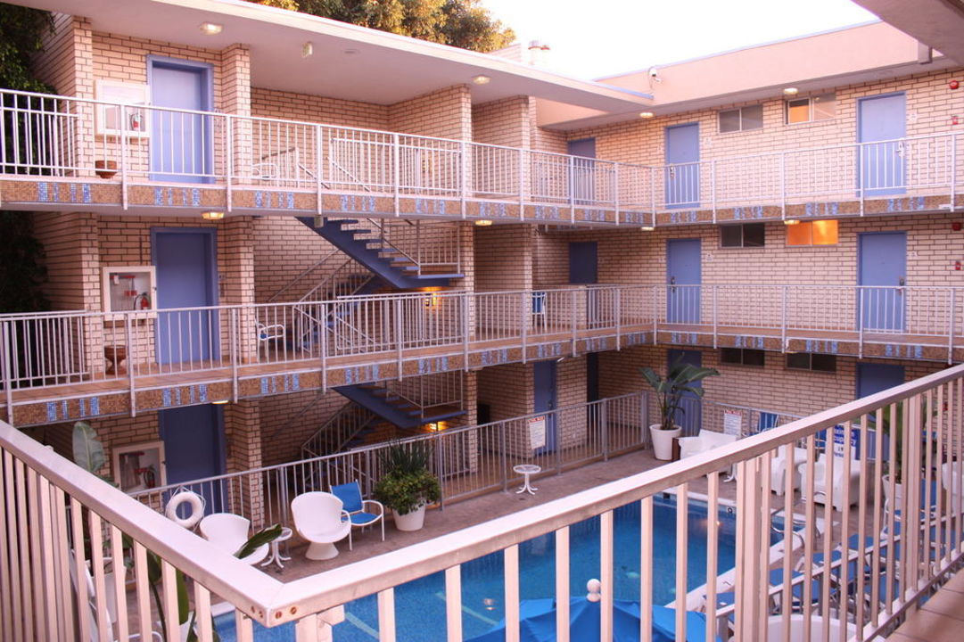"Blick in den Innenhof mit Pool" Best Western Plus Hollywood Hills