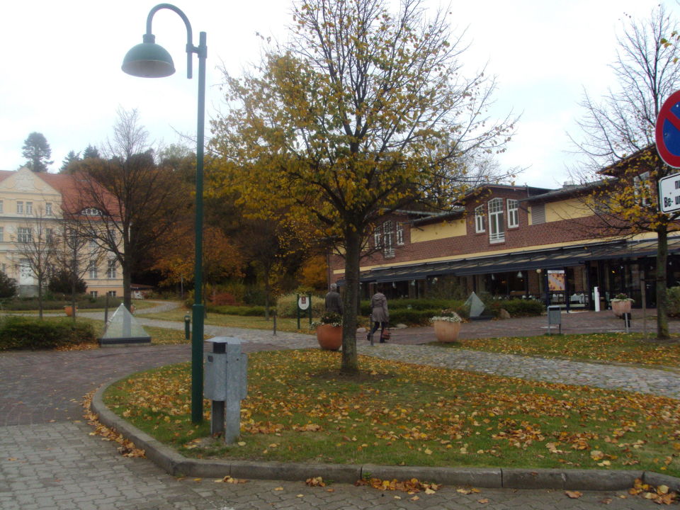"Blick zum Restaurant und Gutshaus" Precise Resort Rügen (Neddesitz auf