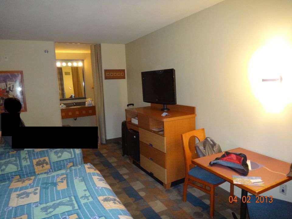 2x Queensize Tv Und Kl Tisch Hotel Disney S Pop Century