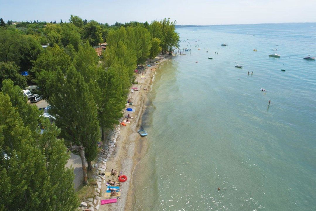 "Strand, sehr gepflegt und teils angenehm schattig ...