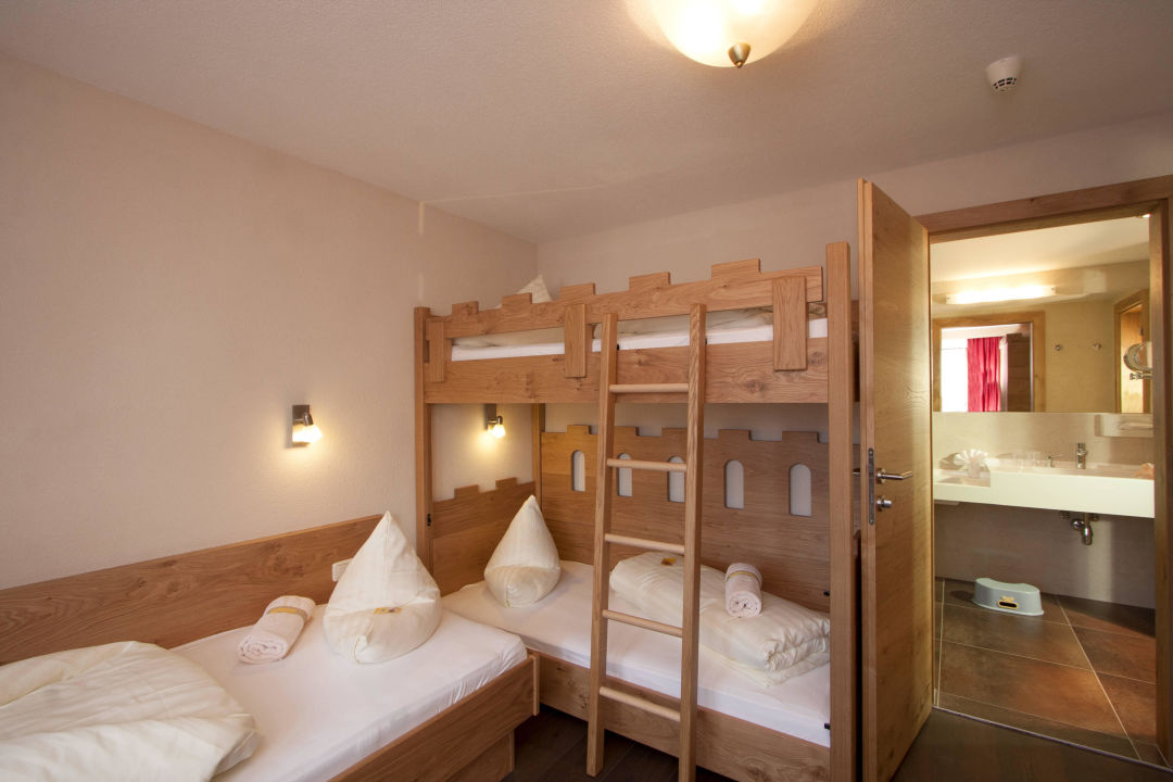 Ritterzimmer Ritter Suiten Kinderhotel Laderhof Ladis Holidaycheck Tirol Osterreich