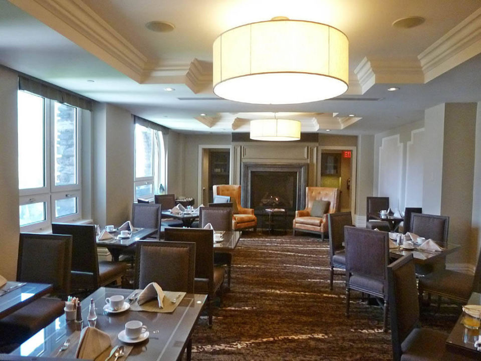 gold-club-lounge-hotel-the-fairmont-banff-springs-banff