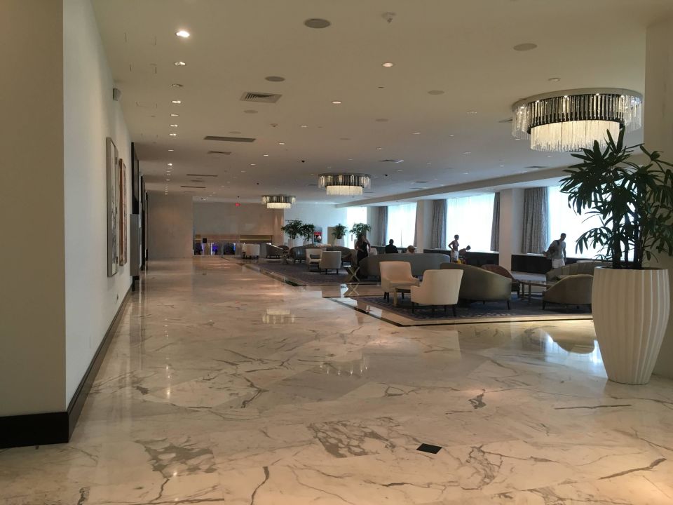 Zugang Zu Versailles Tower Hotel Fontainebleau Miami Beach