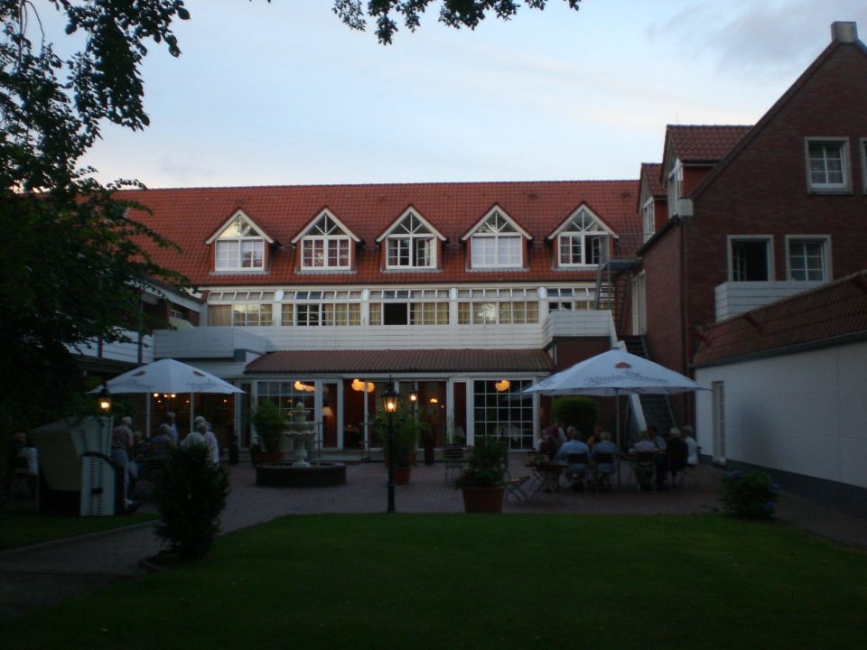 "Gartenanlage mit Sitzmöglichkeiten" Krögers Hotel (Esens