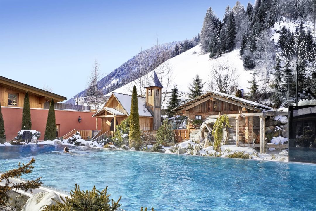 infinity-pool-outdoor-hotel-quelle-nature-spa-resort-gsies