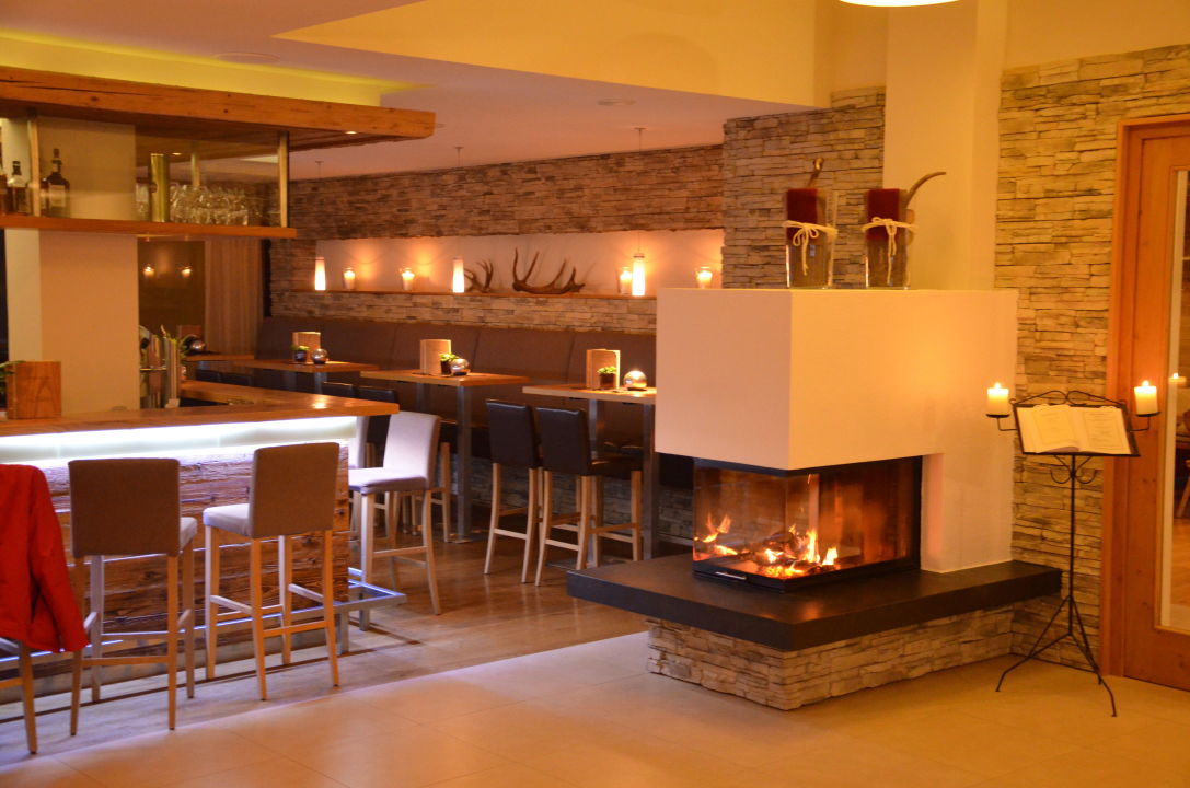 "Barbereich inkl. Kamin" Hotel Neubergerhof (Filzmoos) • HolidayCheck