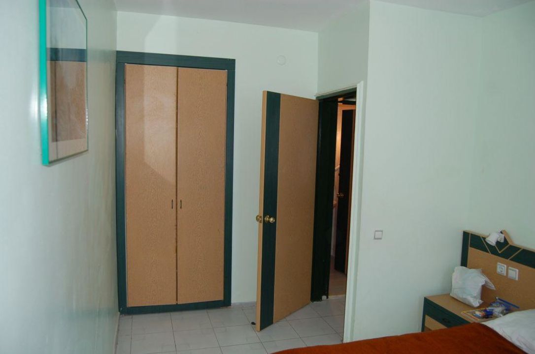 "Schlafzimmer mit großem Schrank" Hotel Flora (Kusadasi) • HolidayCheck