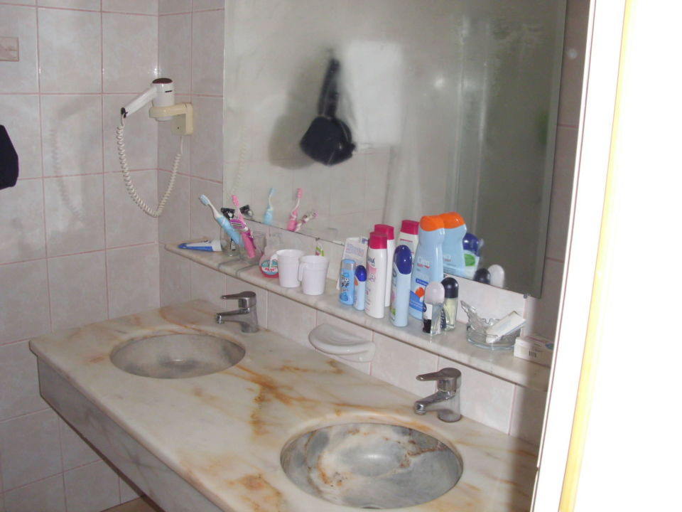 "Badezimmer mit zwei Waschbecken" Sailor's Beach Club (Kiris