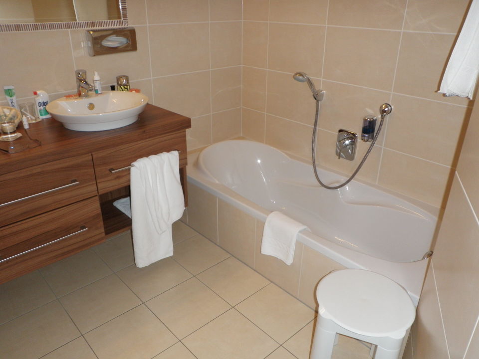"Bad mit Dusche ,Badewanne und 2 Waschbecken" Hotel Alpen ...