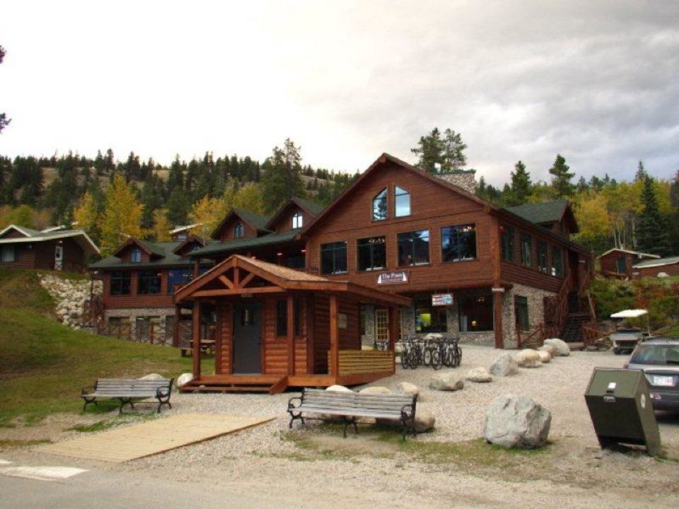 "Hauptgebäude" Hotel Coast Pyramid Lake Resort (Jasper) • HolidayCheck