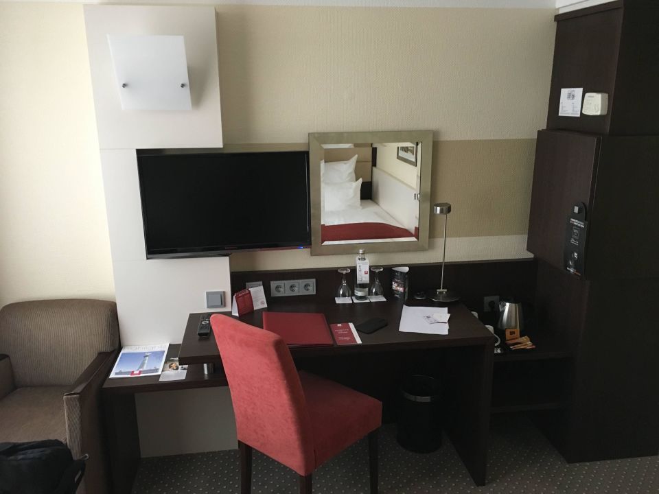 "Arbeitsplatz mit TV" Leonardo Hotel Munich Arabellapark ...