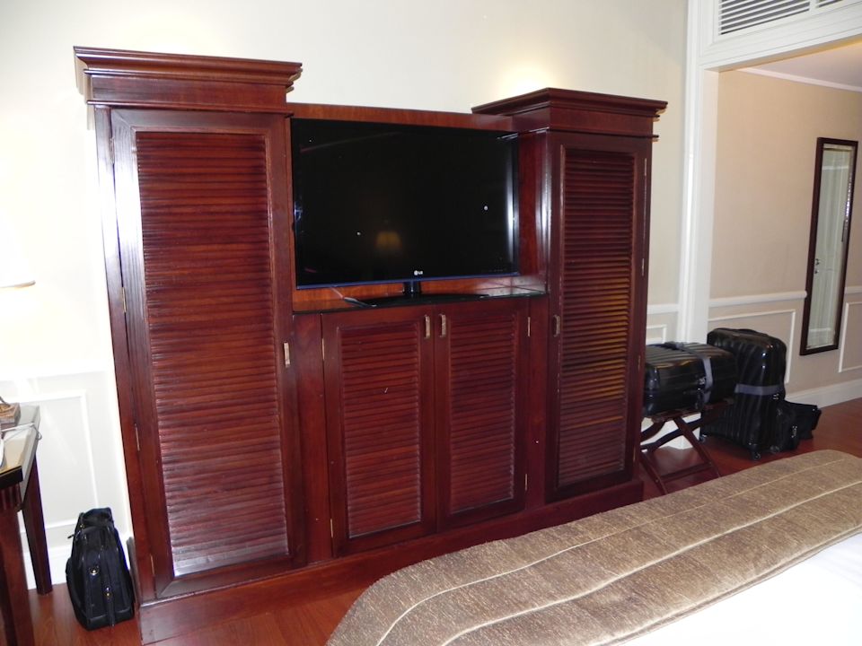 "Schrank mit TV, Minibar, Safe etc." Raffles Hotel Le Royal (Phnom Penh