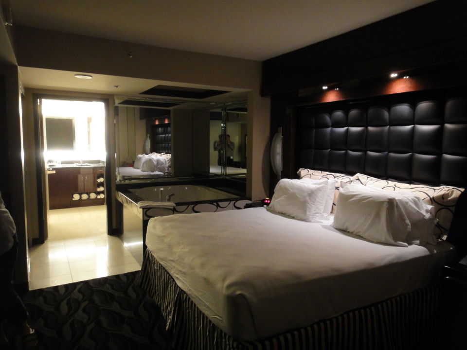 Schlafzimmer Mit Jacuzzi Hotel Elara A Hilton Grand