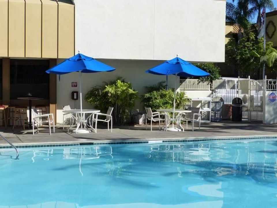 Pool Mit Sitzgelegenheiten Hotel Wyndham Garden San Diego Near