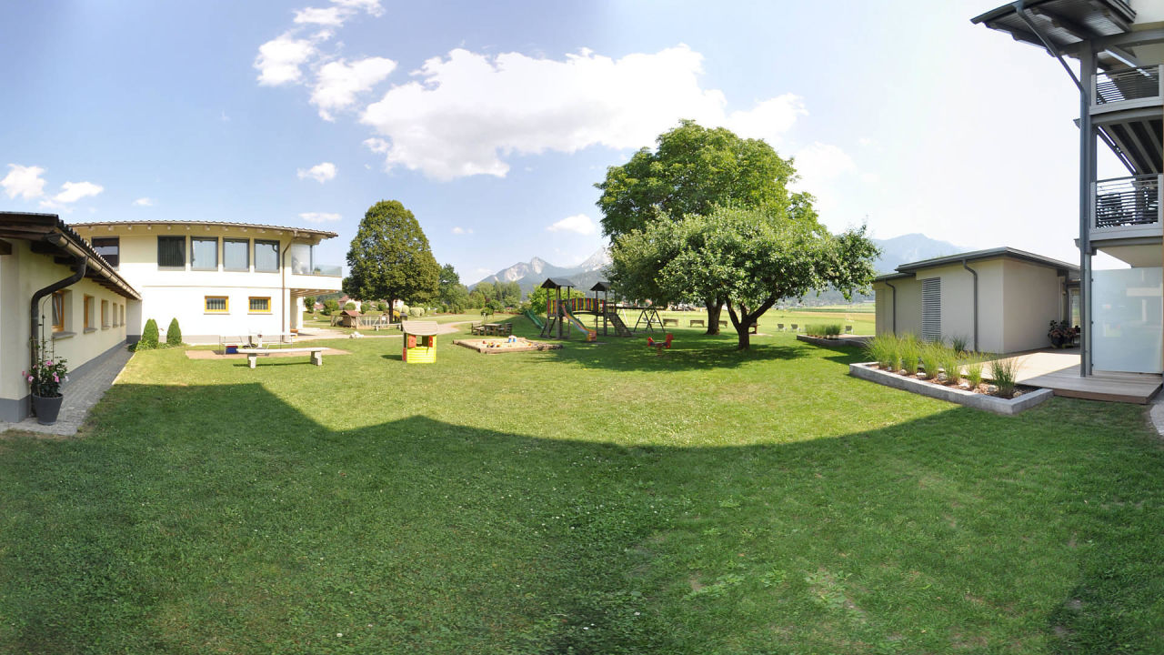 Kinderspielplatz Garten Stammhaus Karglhof Ferienwohnungen