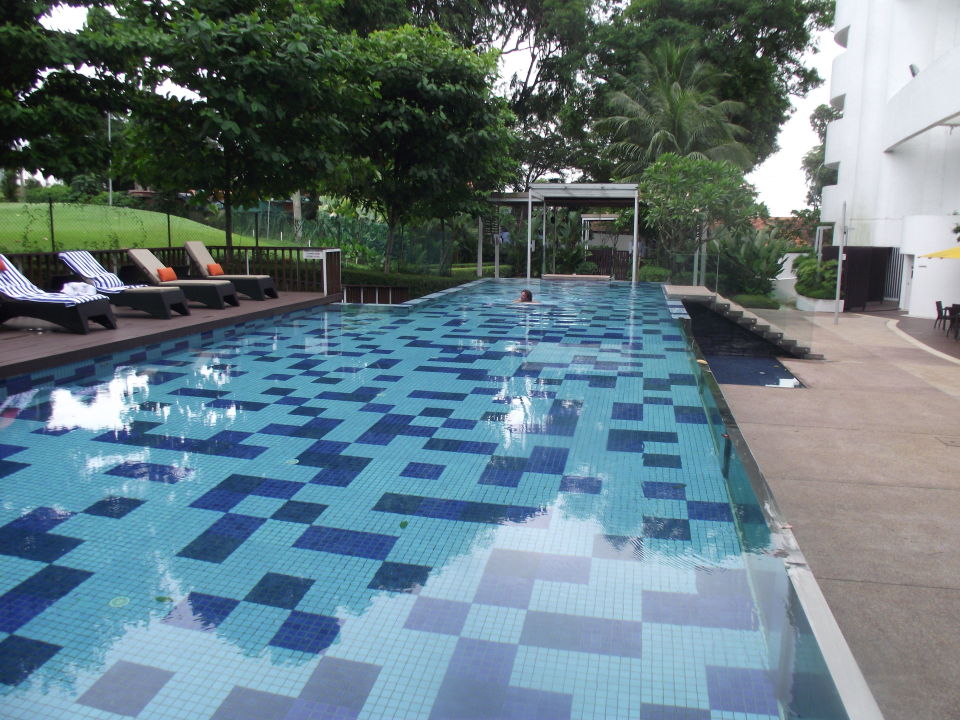 "Pool im GartenGlaswand mit Sicht zum Restaurant" Village