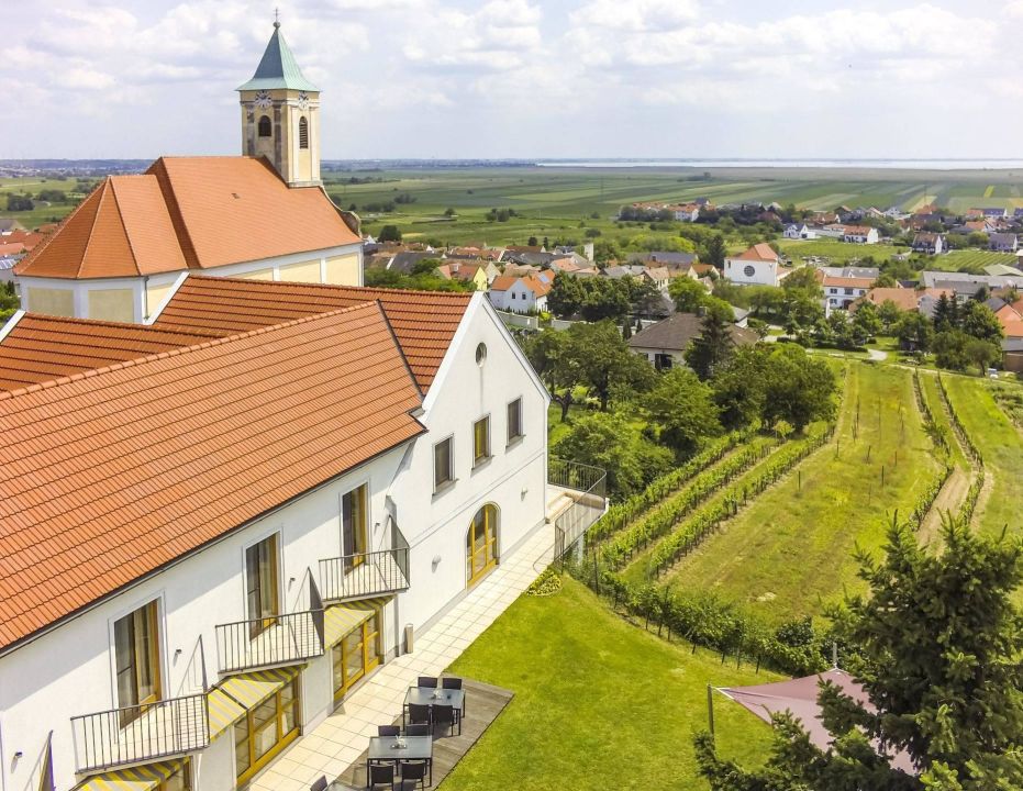 "Unser Garten Mit Blick Auf Den Neusiedlersee " Pension & Weingut ...