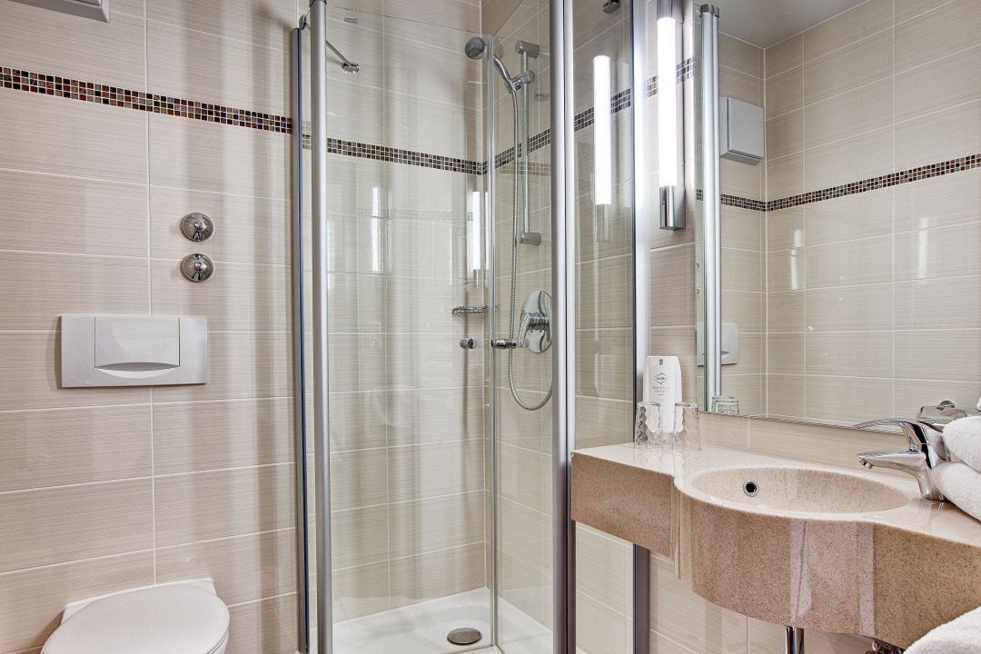 "Badezimmer Doppelzimmer" Hotel Büttel (Geisfeld) • HolidayCheck