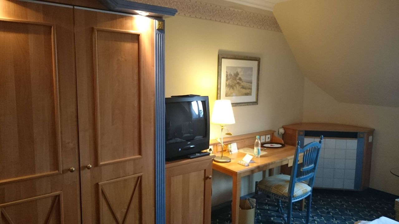 "Kleiner TV und Schrank" Country Hotel Timmendorfer Strand ...