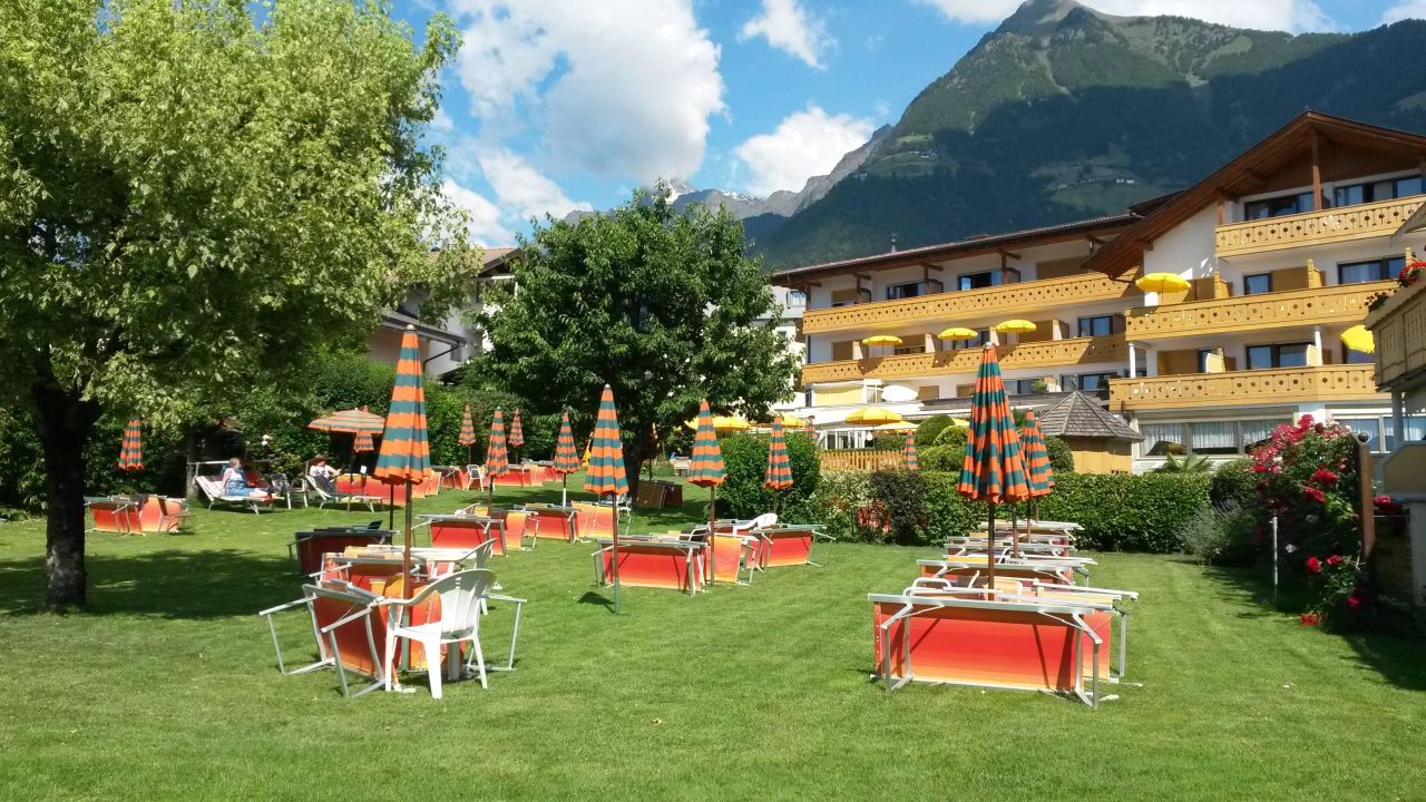"Garten / Liegewiese" Hotel Laurin (Tirolo / Dorf Tirol