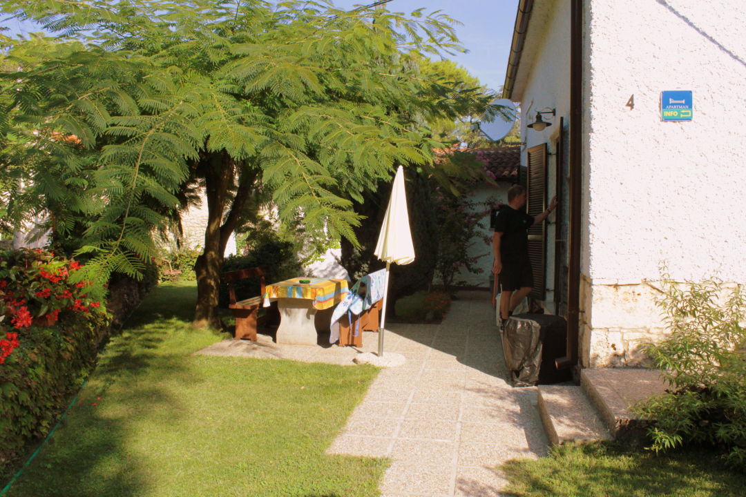 Garten Mit Tisch Und Griller Aussendusche Ferienwohnungen