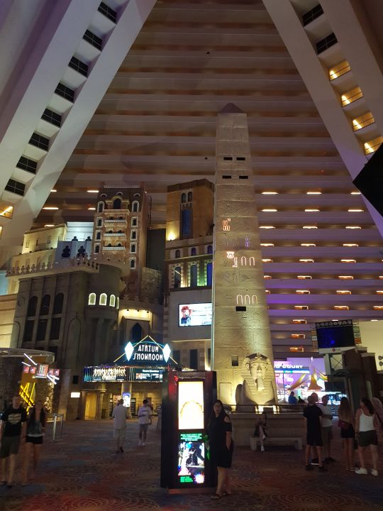 "Lobby" Hotel Luxor (Las Vegas) • HolidayCheck (Nevada USA)