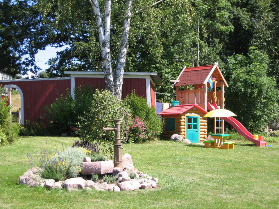 "Garten mit Spielbereich" Ferienhaus Solgarden (Vimmerby