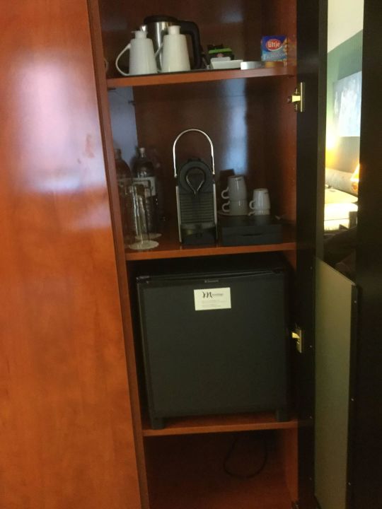 "Schrank mit Minibar, Glasscheibe fehlt" Mercure Grand Hotel
