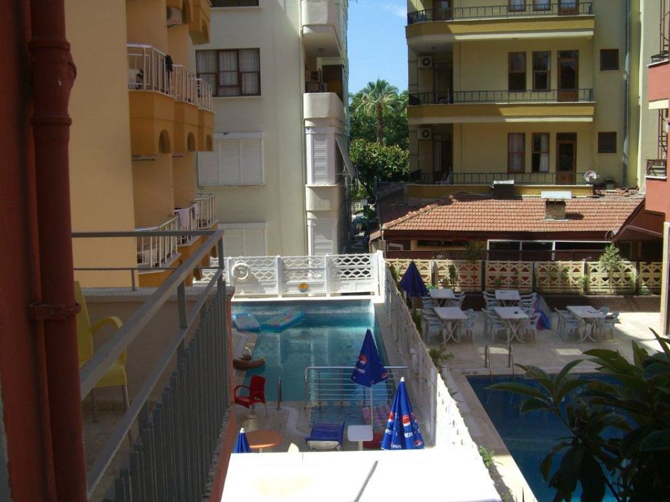 &quot;Innenhof&quot; Hotel Kleopatra Bebek (Alanya) • HolidayCheck